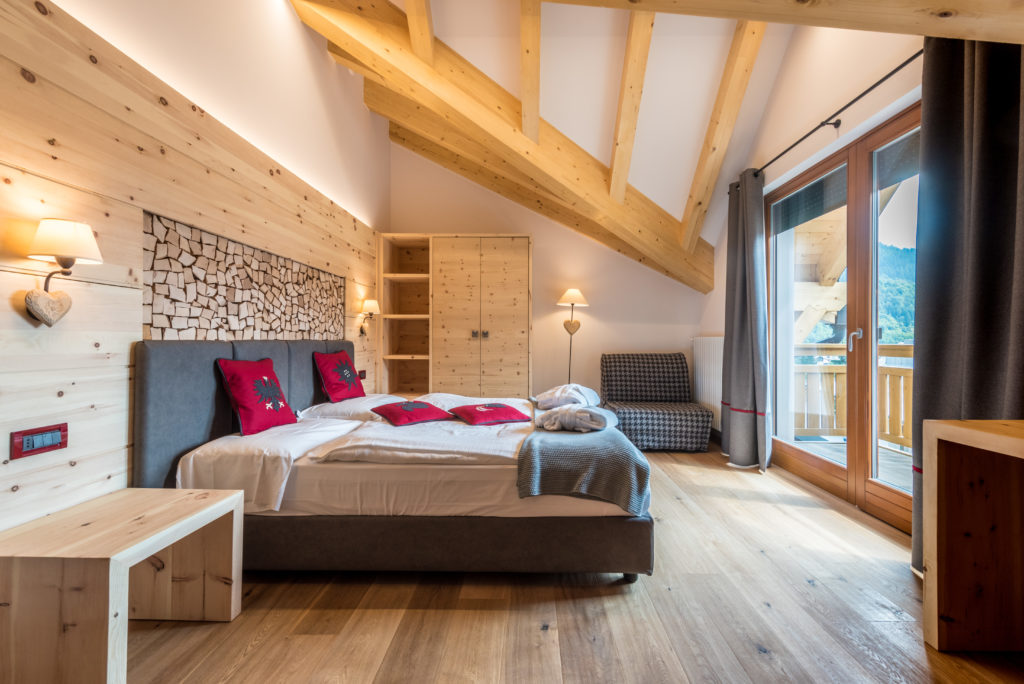 Tevini Hotel sulle Dolomiti - camera con legno di cirmolo